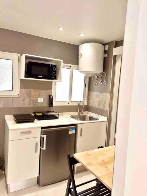 Estudios Hl Frente Al Metro Barcelona-Aeropuerto Оспиталет-де-Льобрегат Экстерьер фото