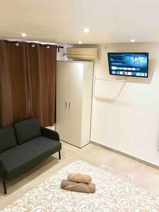 Estudios Hl Frente Al Metro Barcelona-Aeropuerto Оспиталет-де-Льобрегат Экстерьер фото