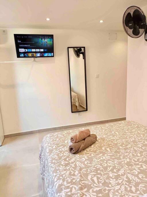Estudios Hl Frente Al Metro Barcelona-Aeropuerto Оспиталет-де-Льобрегат Экстерьер фото