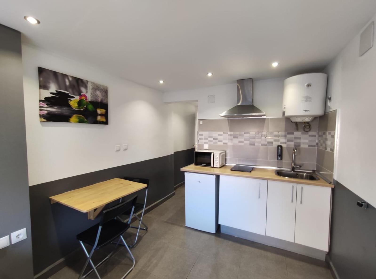 Estudios Hl Frente Al Metro Barcelona-Aeropuerto Оспиталет-де-Льобрегат Экстерьер фото