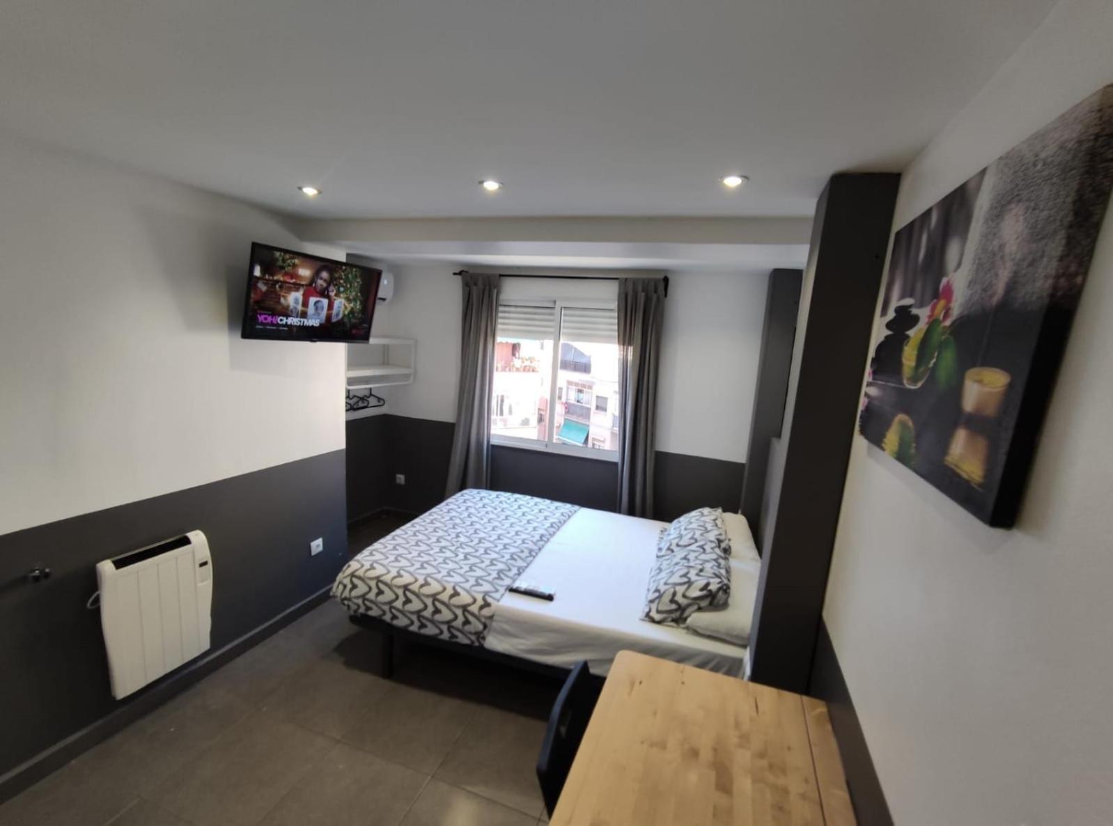 Estudios Hl Frente Al Metro Barcelona-Aeropuerto Оспиталет-де-Льобрегат Экстерьер фото
