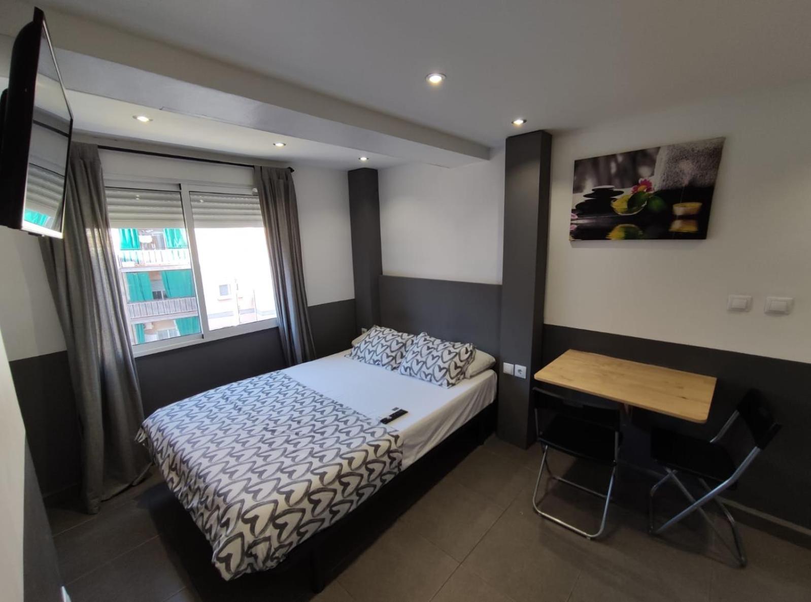 Estudios Hl Frente Al Metro Barcelona-Aeropuerto Оспиталет-де-Льобрегат Экстерьер фото