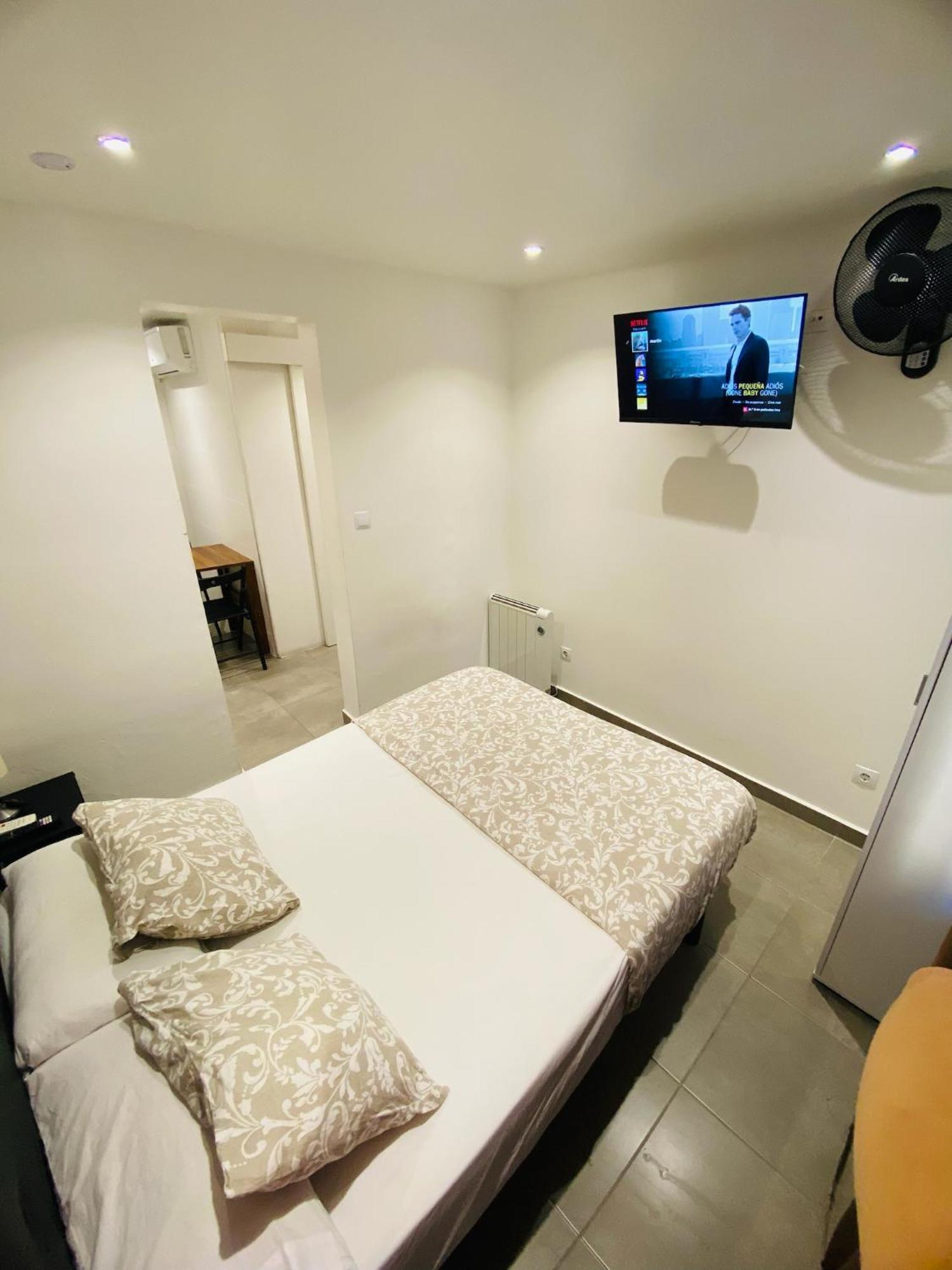 Estudios Hl Frente Al Metro Barcelona-Aeropuerto Оспиталет-де-Льобрегат Экстерьер фото