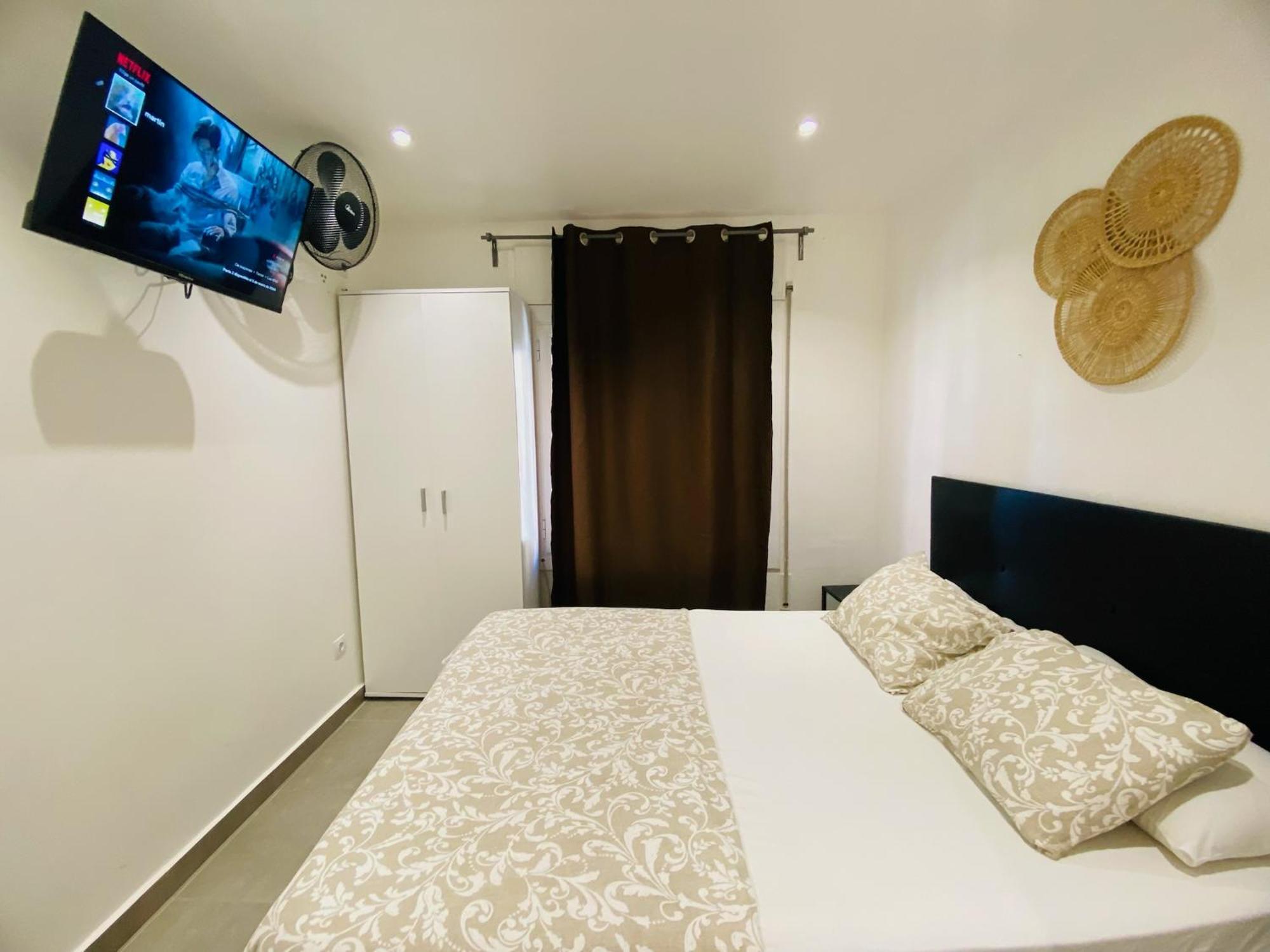 Estudios Hl Frente Al Metro Barcelona-Aeropuerto Оспиталет-де-Льобрегат Экстерьер фото