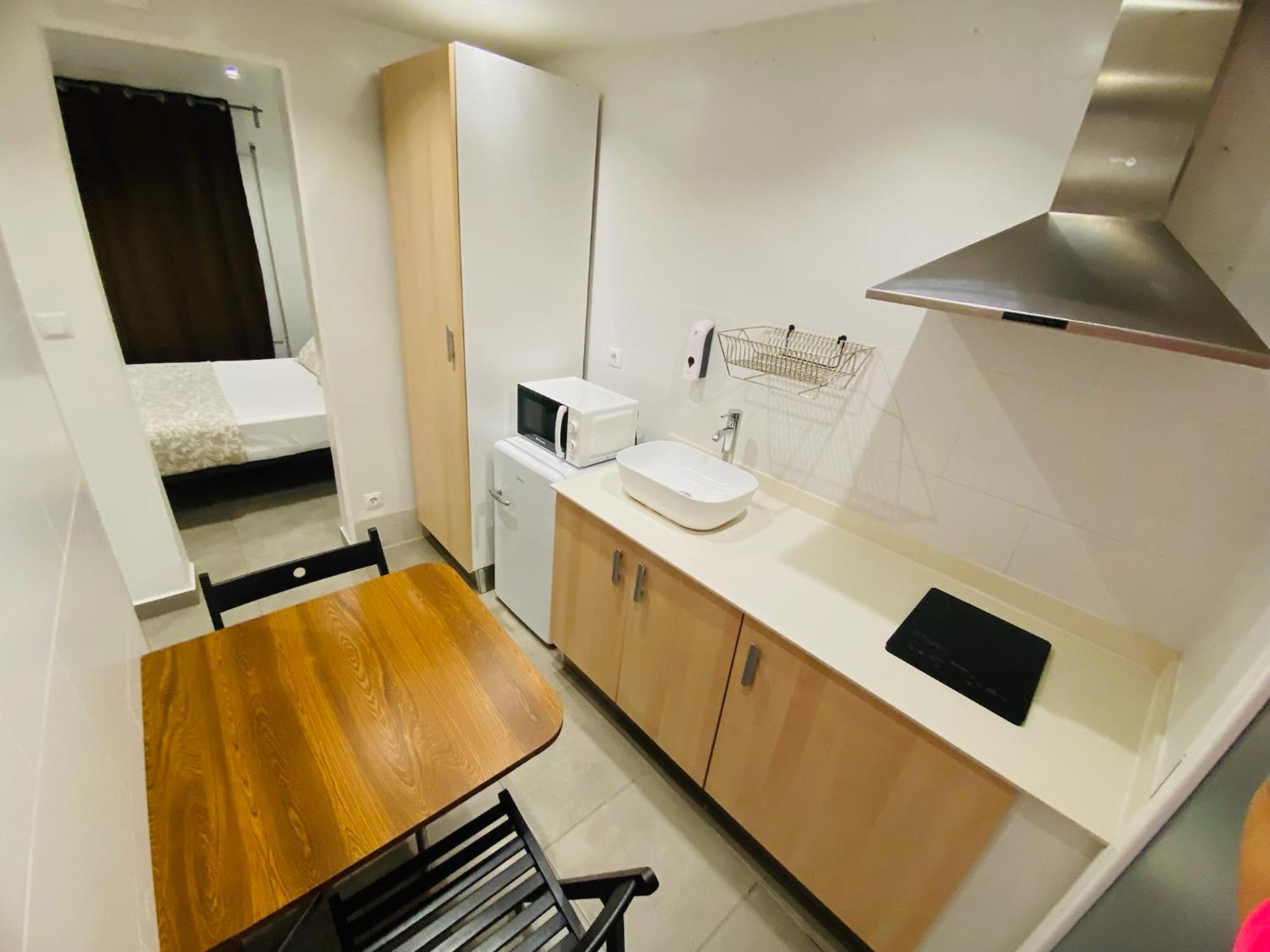Estudios Hl Frente Al Metro Barcelona-Aeropuerto Оспиталет-де-Льобрегат Экстерьер фото