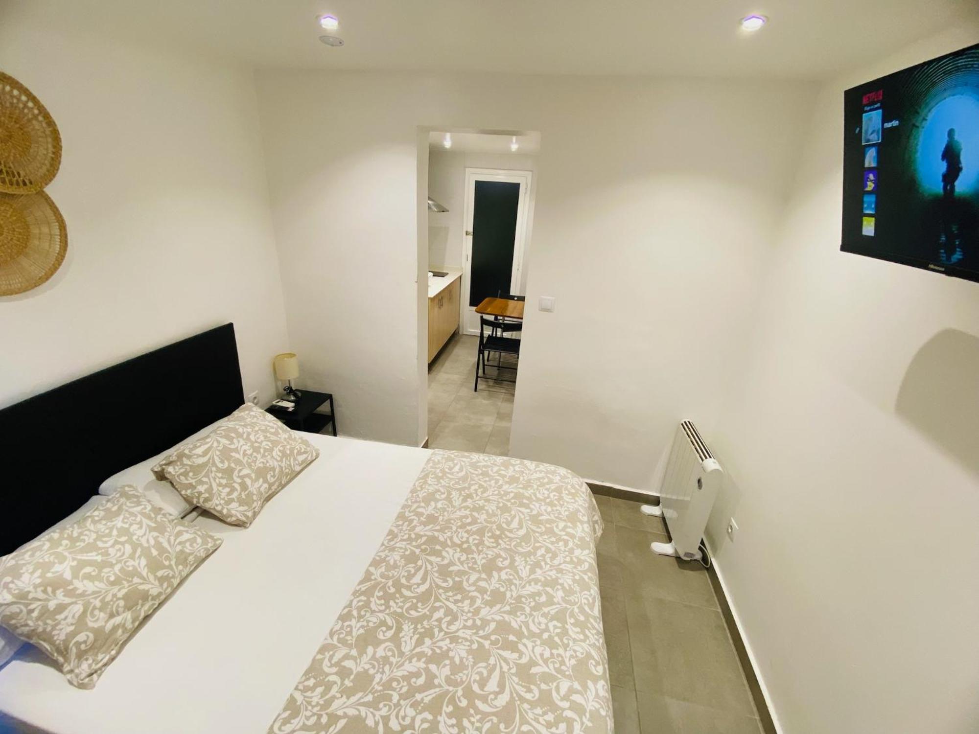 Estudios Hl Frente Al Metro Barcelona-Aeropuerto Оспиталет-де-Льобрегат Экстерьер фото