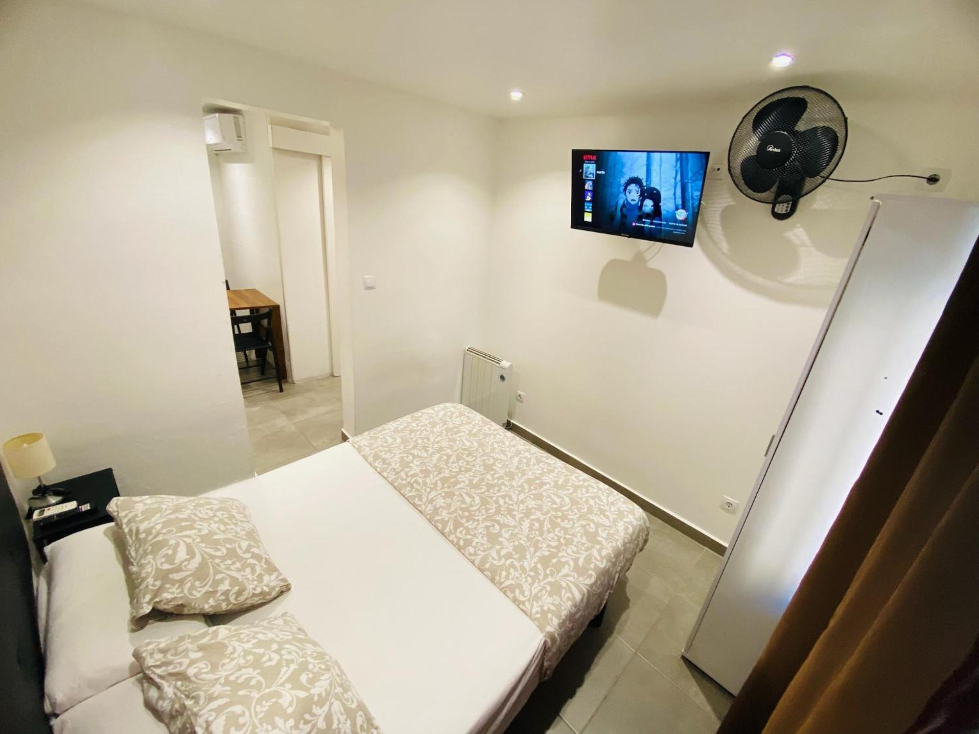 Estudios Hl Frente Al Metro Barcelona-Aeropuerto Оспиталет-де-Льобрегат Экстерьер фото