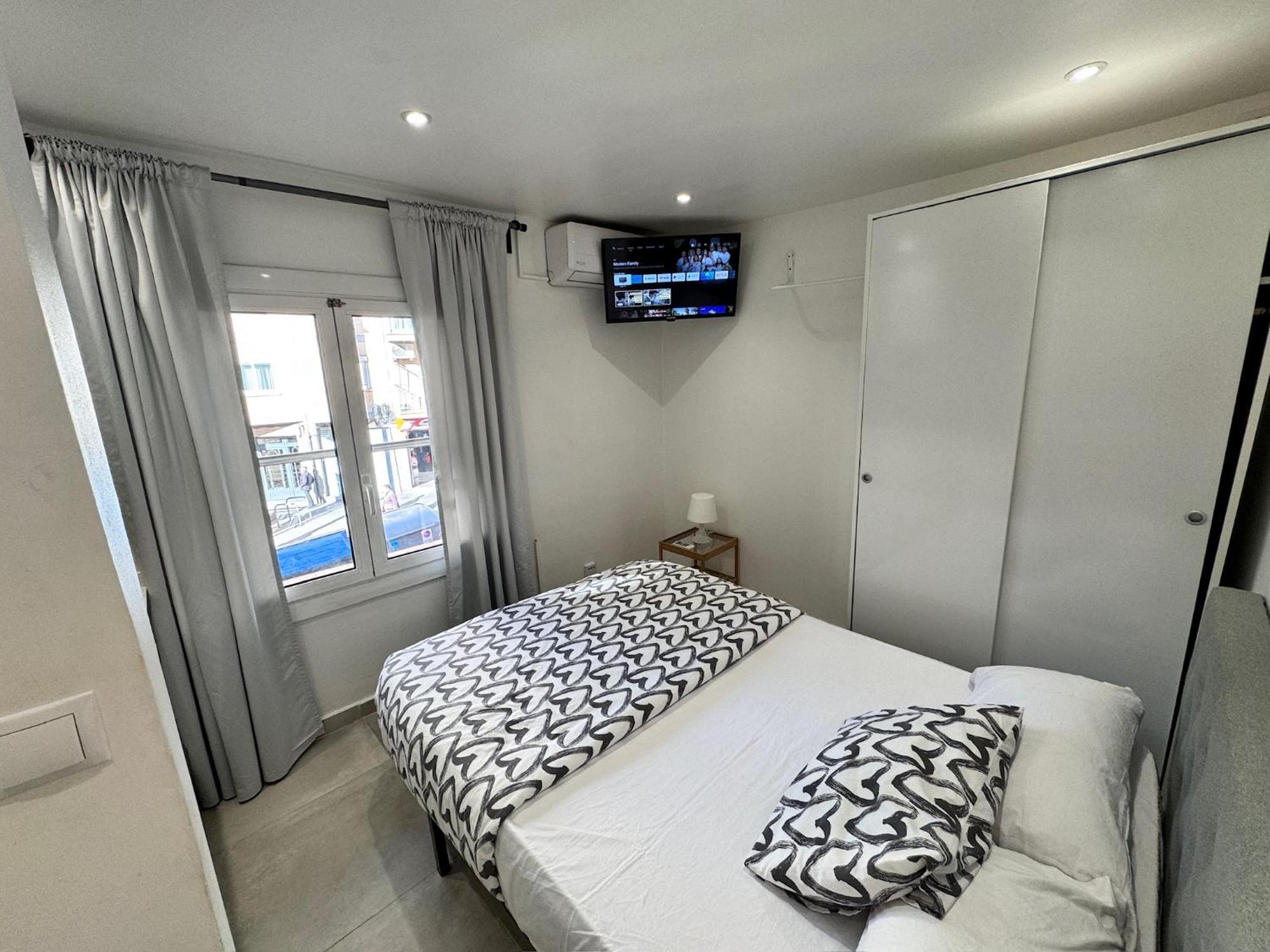 Estudios Hl Frente Al Metro Barcelona-Aeropuerto Оспиталет-де-Льобрегат Экстерьер фото