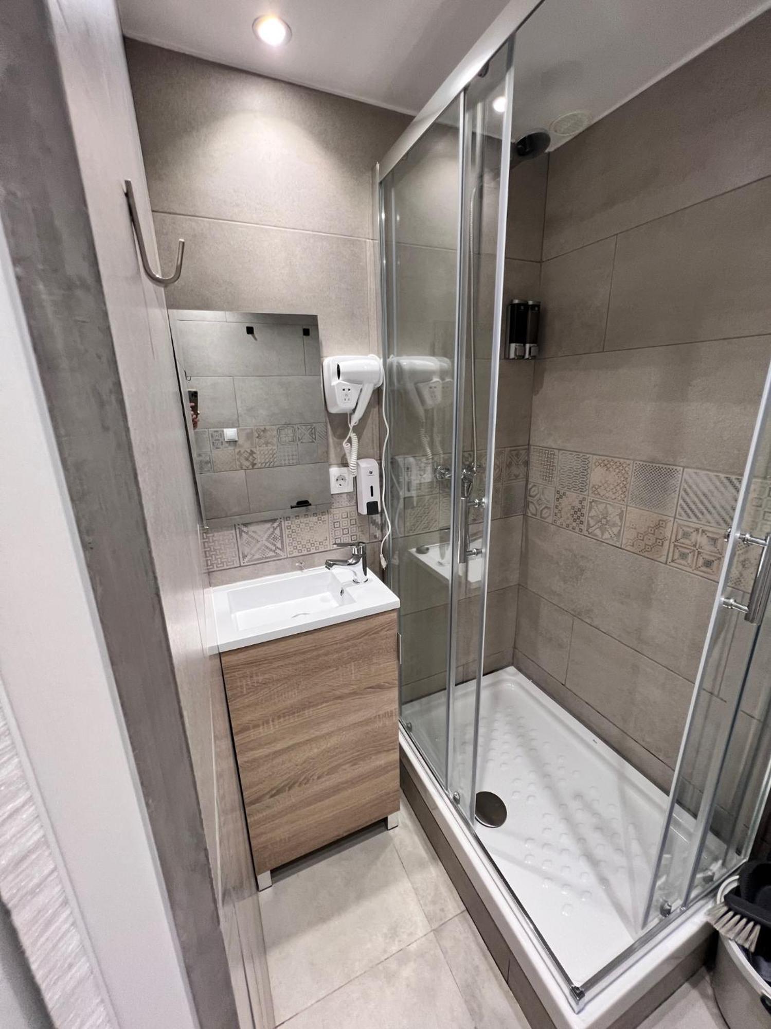 Estudios Hl Frente Al Metro Barcelona-Aeropuerto Оспиталет-де-Льобрегат Экстерьер фото